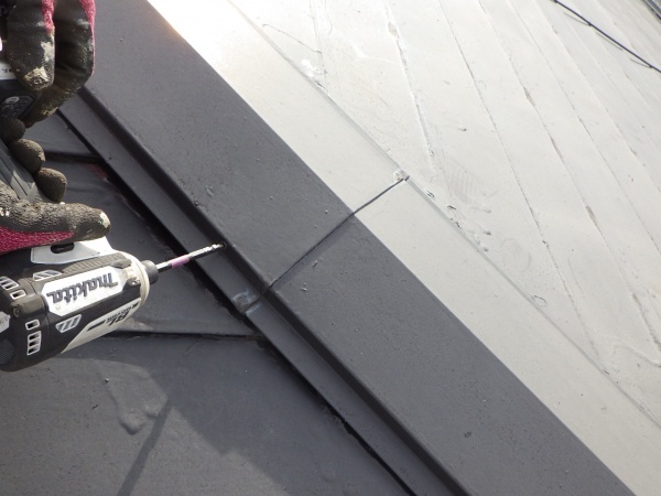 棟板金の撤去中です