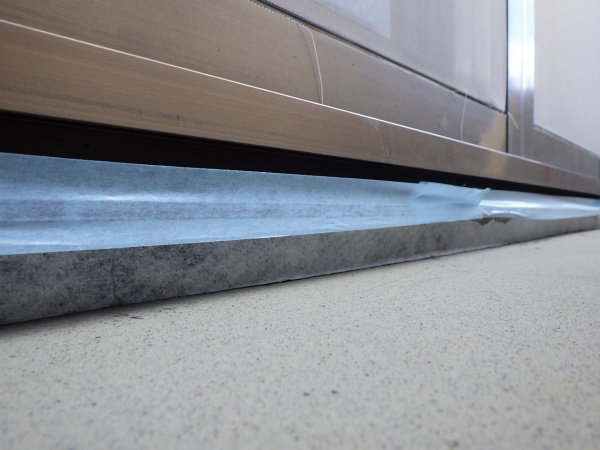 サッシ枠に養生をしました