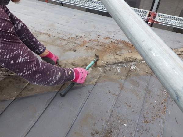 板金下地の補修中です