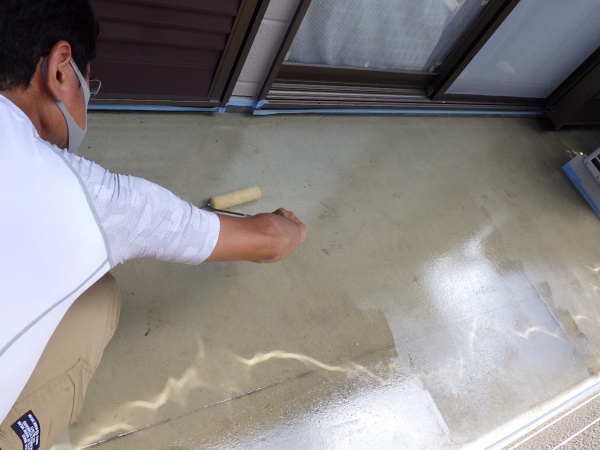 プライマーのローラー塗装中です