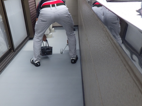 上塗り１回目塗装中です