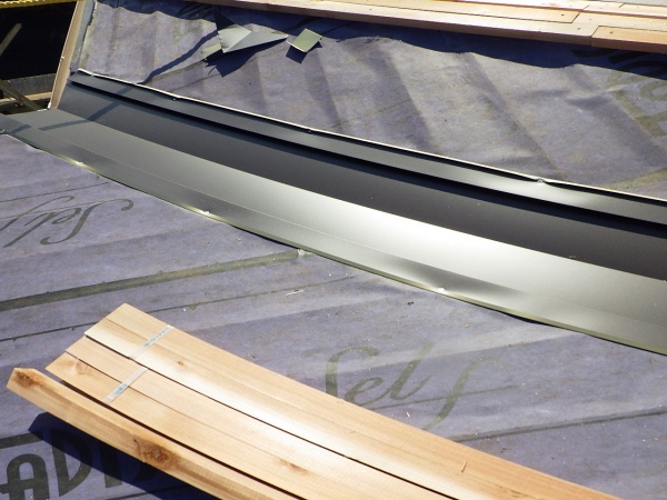 谷樋を固定しました