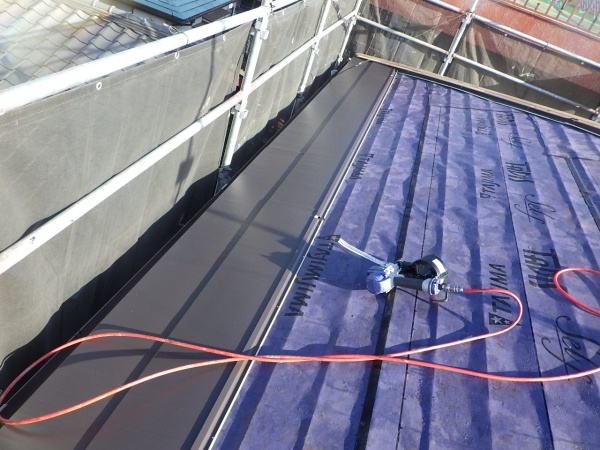 ルーフの貼り始まりです