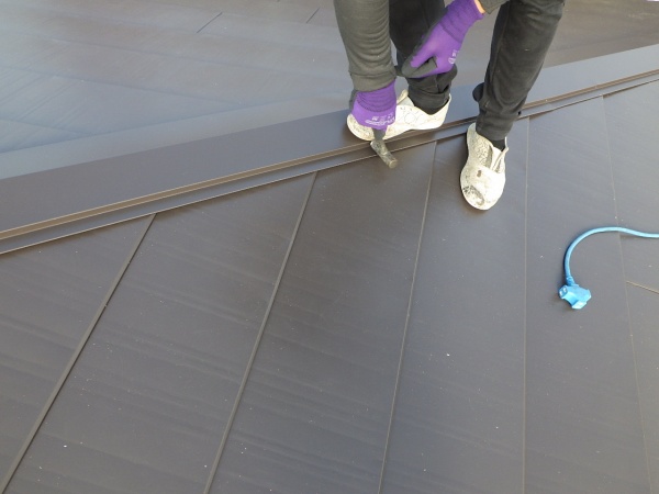 棟板金の取り付け中です