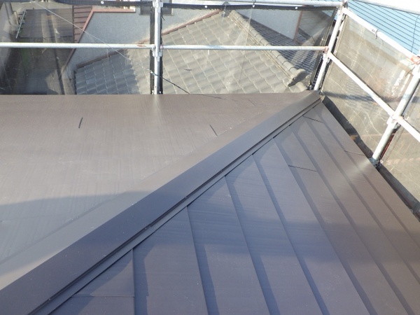 棟板金の取り付け終了です