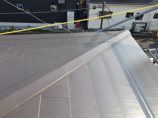 棟板金の取り付け終了です