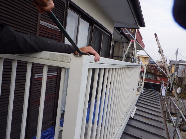 ベランダ手摺の撤去中です