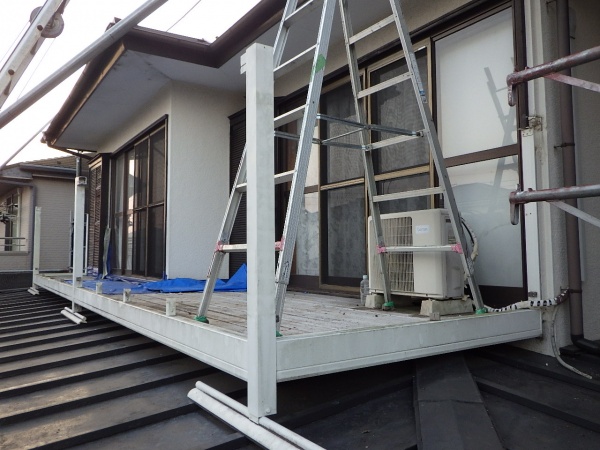 ベランダ手摺の撤去中です
