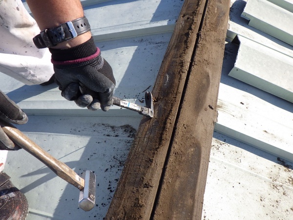 棟木の撤去中です