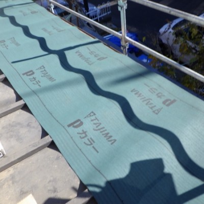 ルーフィングの貼り付け中です