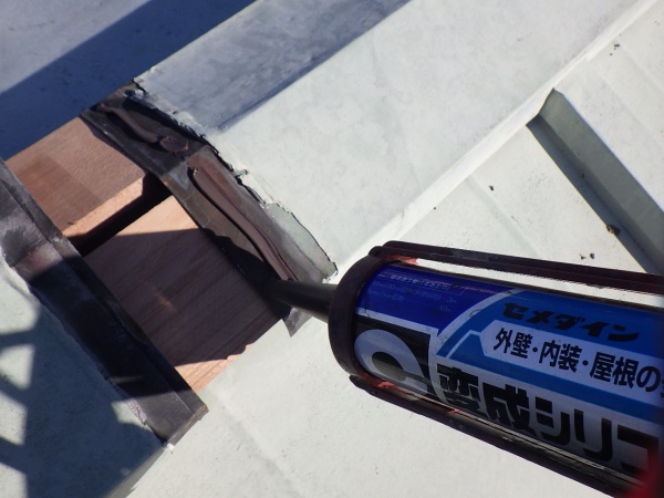 棟板金の取り付け中です