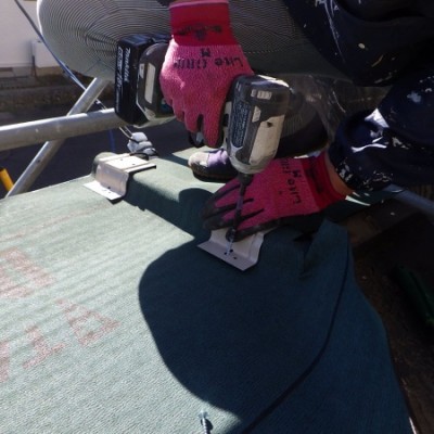 部分吊り子の取り付け中です