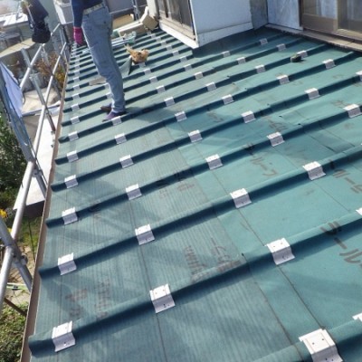 南面のルーフと吊り子の取り付けが終了しました