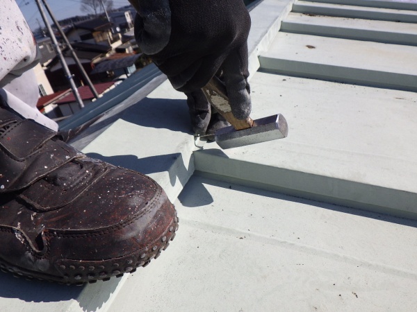 棟板金の取り付け中です