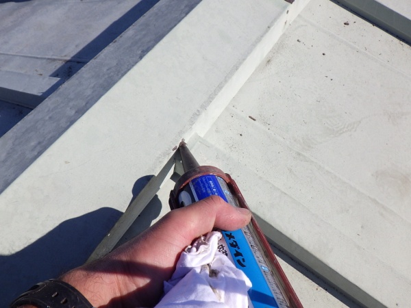 釘頭のシーリング中です