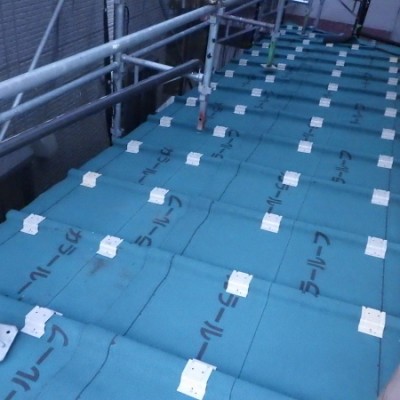 東面のルーフと吊り子の取り付けが終了しました