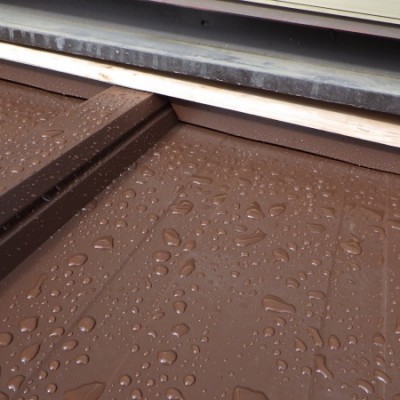 エプロン面戸を取り付け中です