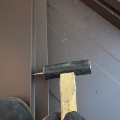 棟板金の取り付け中です