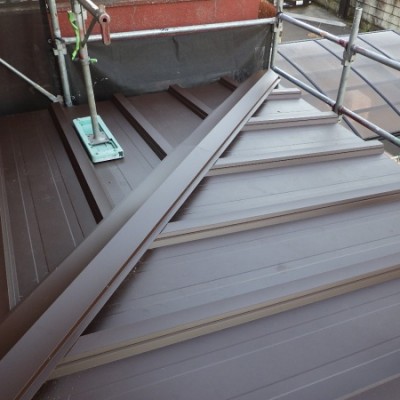 棟板金の取り付けが終了しました