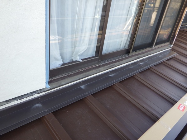 壁水切りやビス頭のシーリングが終了しました