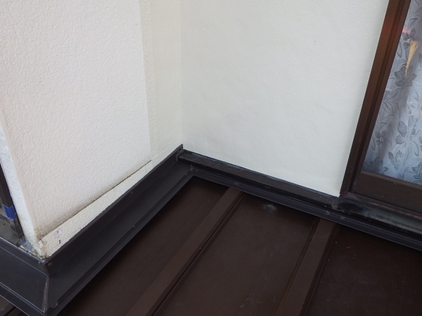 壁水切りやビス頭のシーリングが終了しました