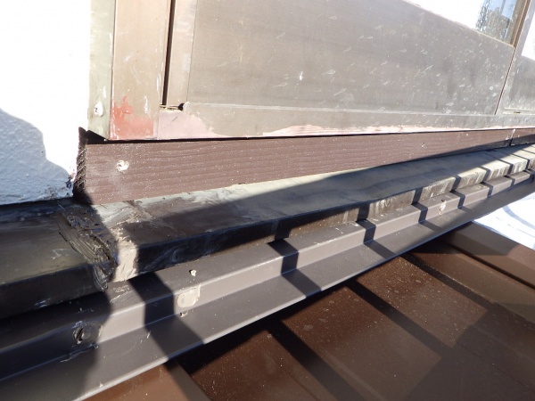 サッシ下の下地を取り付けました