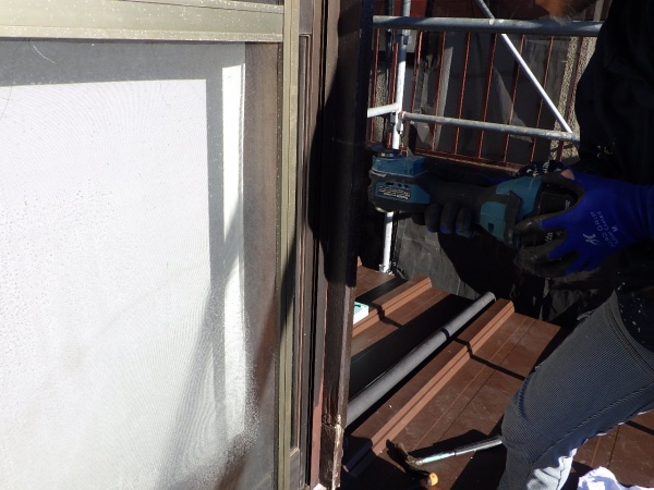 既存サッシ枠の加工中です