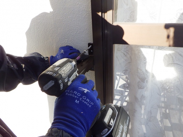 手摺取り付け金具を固定中です