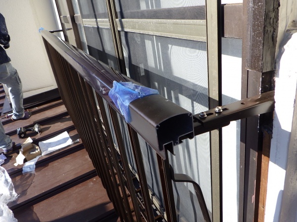ベランダ手摺の取り付け中です