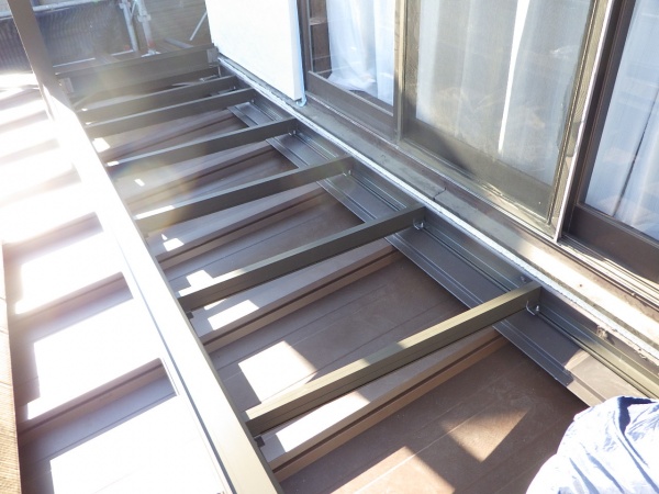 ベランダの根太掛けと根太を取り付けました