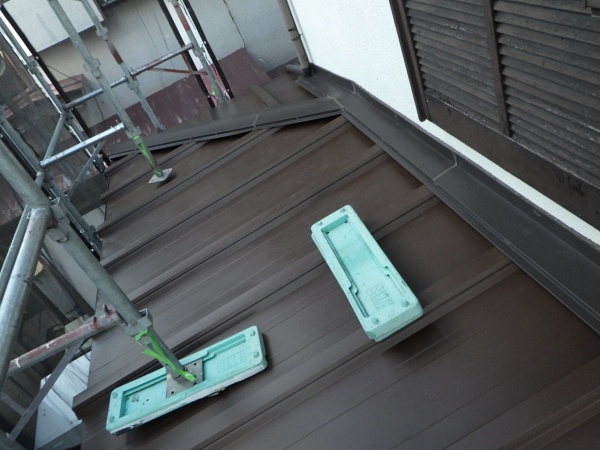 下屋根西面のカバー工事の完工です