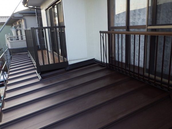 南面の下屋根カバー工事の完工です