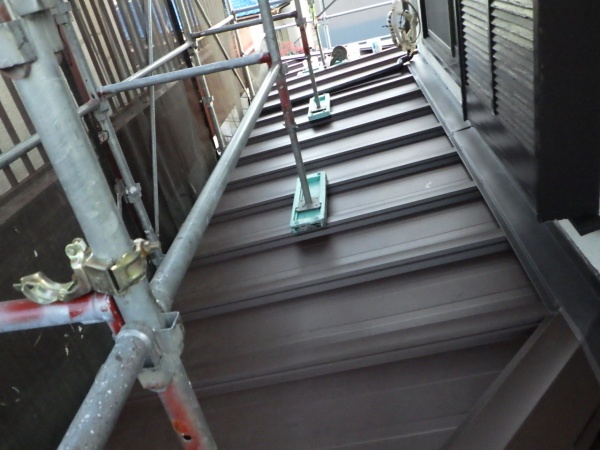 下屋根東面のカバー工事の完工です