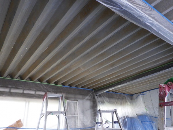 駐車場奥のケレン終了です