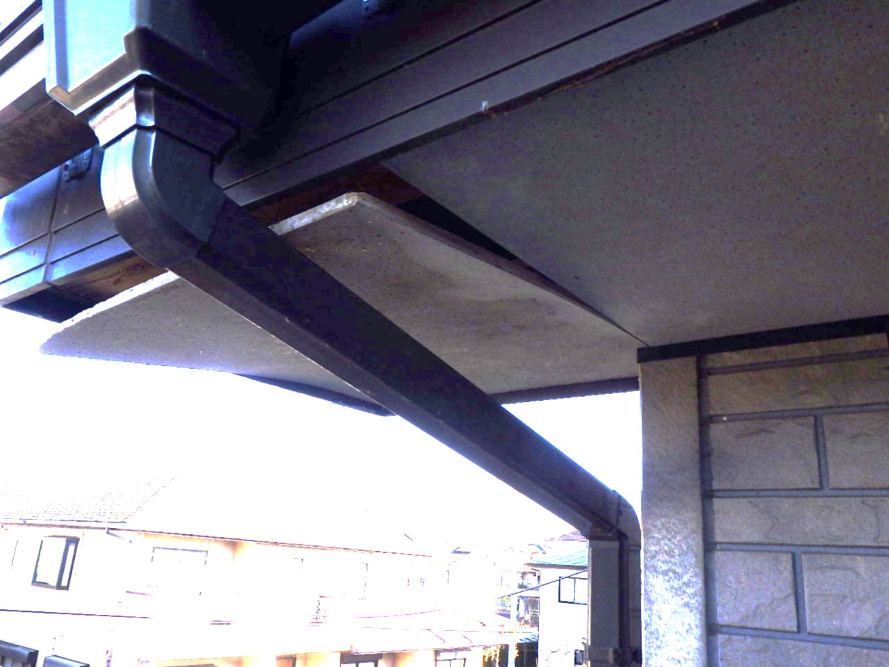 軒天ボードの大きな浮きと隙間の発生