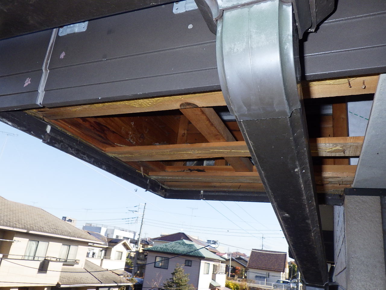 既存軒天ボードの撤去と下地確認