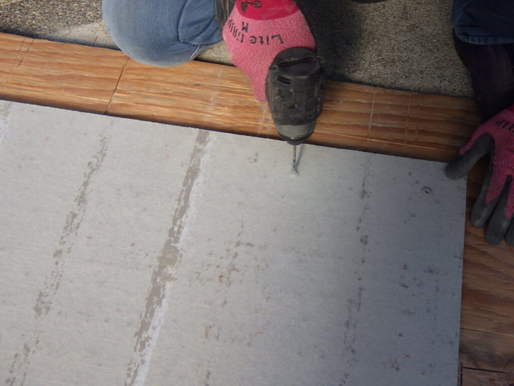 軒天材の加工中です