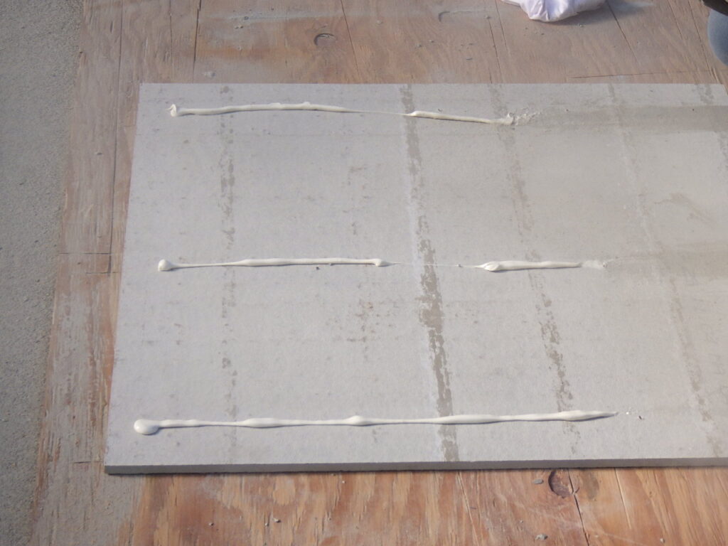 軒天材の取り付け中です