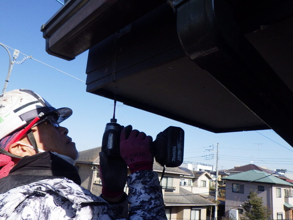 軒天材の取り付け中です