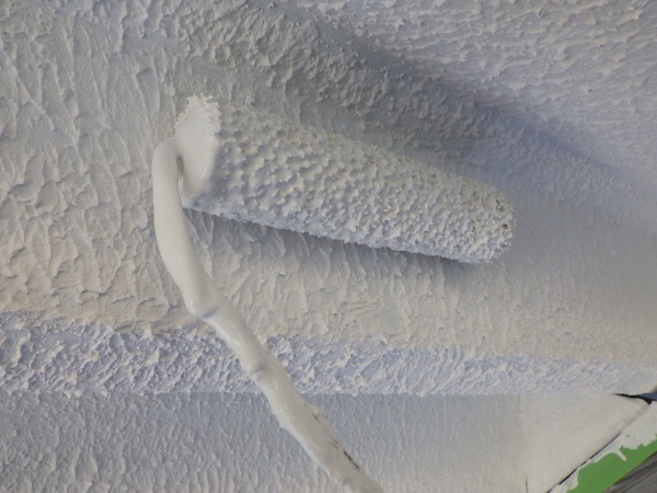 ケツロナインの上塗りローラー塗装中です