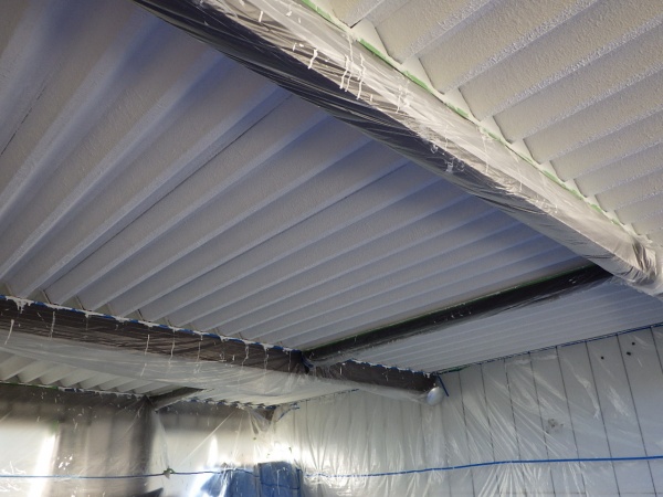 車庫内の上塗り塗装完了です