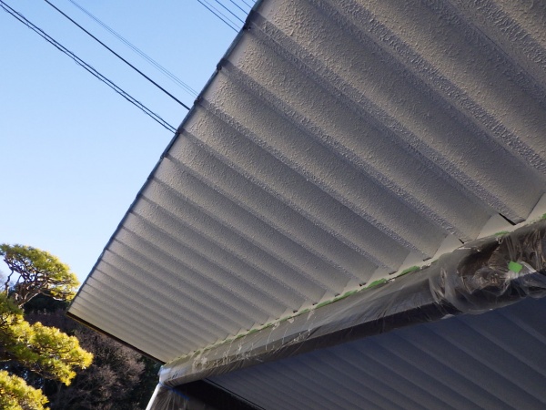 軒先側の上塗りが終了しました