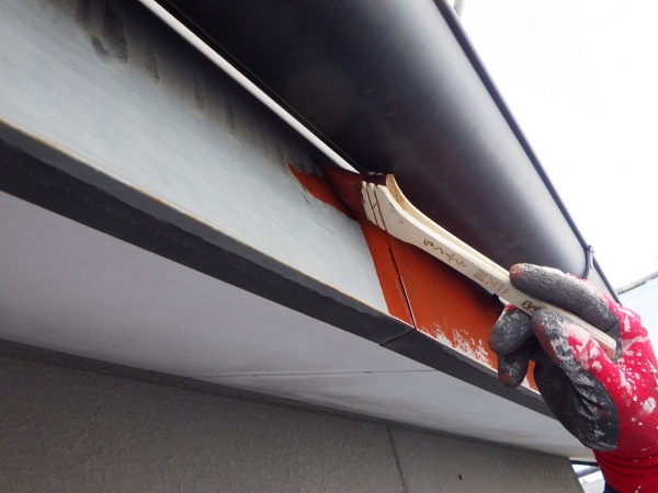 鼻隠しの錆止め塗装中です