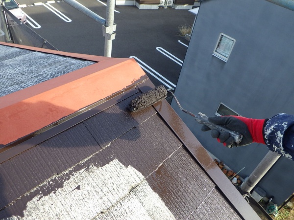 中塗りローラー塗装中です