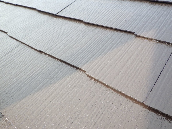 スレート屋根の中塗りが終了しました