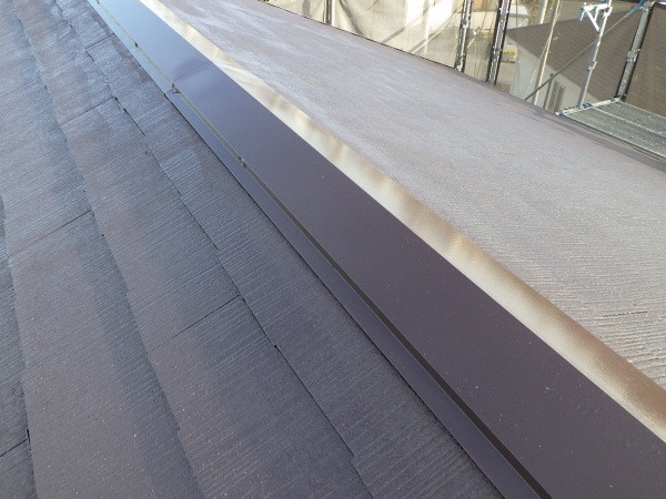 スレート屋根の棟板金中塗りが終了しました