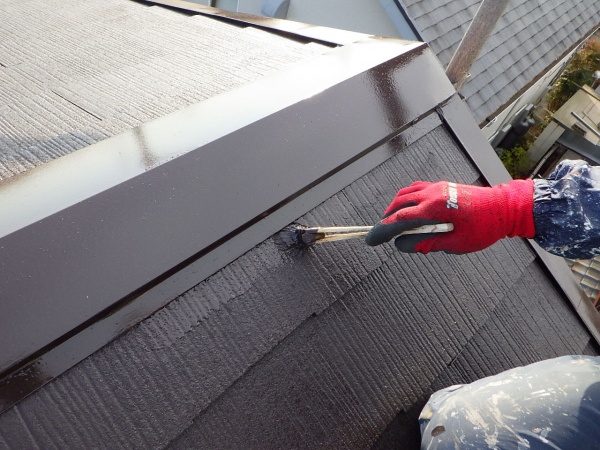 スレート屋根の上塗り中です