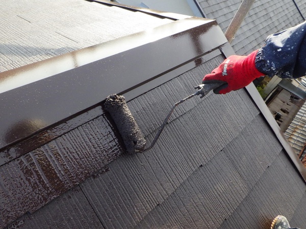 スレート屋根の上塗り中です