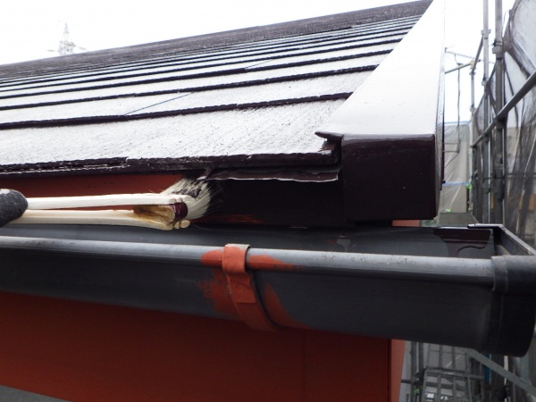 軒先水切り塗装中です
