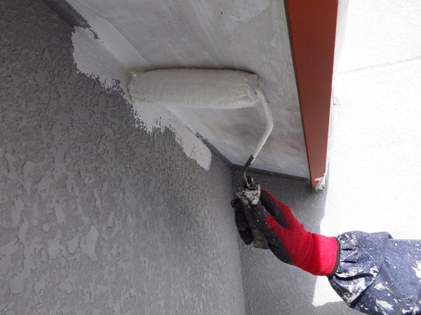 軒天１回目塗装中です